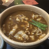日本橋 やぶ久 - 辛口カレー蕎麦。鶏肉か豚肉を選択可能。小デブは豚肉を選択。三枚肉でした。生をそのまま入りてありましたが、別鍋で湯引きした方が無駄な脂も落ち、生臭さも消えるのに、残念