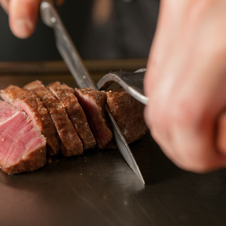 じっくりと独自の焼き方で旨味を引き出します