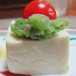 Washoku Ougiya - 胡麻豆腐の上にミニトマトとミズのトッピング