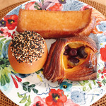 ブーランジェリー スドウ - 上から時計回りに
                                ハニートースト @280円
                                スリーズ @280円
                                薄皮粒あんぱん @130円