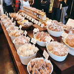 ブーランジェリー スドウ - 店内の中央は焼き菓子のコーナー。世田谷線というなかなかローカルな立地だけにお土産にすると喜ばれるかもしれません。