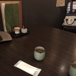 おざわ - ベンガラの煤竹色で統一された店内　落ち着きます