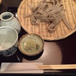 おざわ - 太打ちざる全景　ここの辛汁が美味しいんですよ