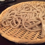 おざわ - 粗挽きでも結構太いです　噛み応えがあって香りも程よく感じられて良いですね　新蕎麦の季節です