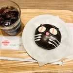 クリスピー・クリーム・ドーナツ - 黒ネコのチョコ＋アイスコーヒーS 529円(コンボ)