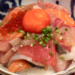 めしの助 - 海鮮丼のアップ