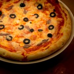 MEAT & PIZZA バルコラボ - アンチョビとブラックオリーブのピザ