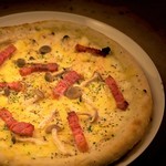 MEAT & PIZZA バルコラボ - キノコと厚切りベーコンのピザ