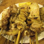 鳥勝 - 鳥勝　モツ焼きの盛り合わせ１