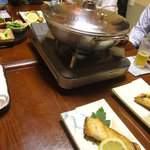 霧島 - 店内はカウンター席と座敷（６名）