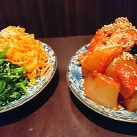 焼肉 にくだらけ - コースのキムチとナルム3種盛り合わせ。