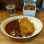 シェフズキッチンカレー厨房  - 25種のスパイス・ビーフカレーに黒豚トンカツトッピング、合わせて940円。