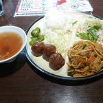 宝来 - スープ＆日替わり（肉団子甘酢、ピリ辛ひき肉焼きそば）