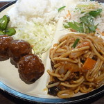 宝来 - 肉団子甘酢、ピリ辛ひき肉焼きそば（日替わり）