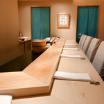 店内は総席数8席（カウンター席のみ）のシンプルで清潔感のある小規模店舗