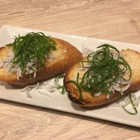 DON CONA CONERY 品川 - お通しはたらこのバゲットにシラスと大葉がトッピング　これ美味しい～♪