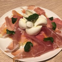 DON CONA CONERY 品川 - 最高に美味しい水牛のモッツアレラと生ハム　1,530円