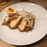 satonchi - 鶏チャーシューと煮卵。良い味付けでした！