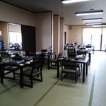 松茸屋 魚松 - 店内です♪お肉や松茸を持った店員さん達が、歩き回れるように広々としていました