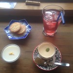 カフェ月星 - ハーブティーとデザート付き。プリン、ジーマミー豆腐サンドクッキーは別注。