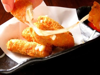 Aka Ushi To Basashi Izakaya Gu-Gu - とろーり伸びるチーズが旨い！豚巻き巻きモッツラレラフライ