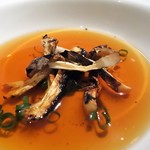 レストラン ロワール フレンチ - 松茸と九条葱 温かいコンソメスープ