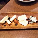 VINSENT - 三種のチーズの盛合せ。
