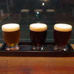 沼津フィッシュマーケットタップルーム - サンプラーセット（140ml×3杯￥900）。「やばいやばい」、帝国IPA、黒船ポーター