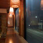 沼津フィッシュマーケットタップルーム - 客席は2階のみ。港を向いた大きな窓際、一人でカウンターに座るのも悪くない