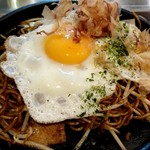 Shion - 肉玉入り焼きそば(680円)