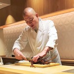 銀座 しのはら - 伊勢海老と格闘中（？）