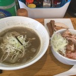 UMAMI SOUP Noodles 虹ソラ - 「ニボぉ煮干そば曇天〜さんま入り〜」「低温ローストポーク丼」2018年10月23日