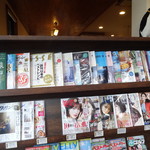 大和珈琲 - 店内 雑誌が多い
