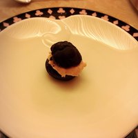 クイーン・アリス 横浜店 - アミューズ  竹墨のシュー、サーモンのクリーム