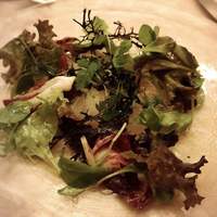 クイーン・アリス 横浜店 - 前菜  真鯛の昆布〆と帆立のマリネ  塩ジュレとライムの香り