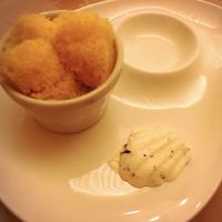 クイーン・アリス 横浜店 - パンはサフランの蒸しパン、他にバゲットも