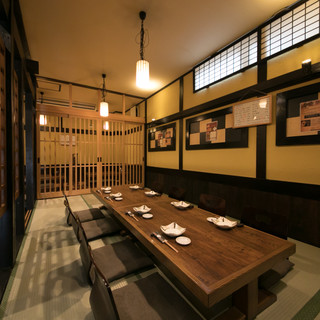 A relaxing Japanese space. Private rooms with tatami rooms and sunken kotatsu seats are also available for dinner parties.