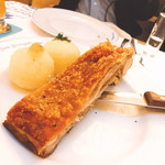 ZUM FRANZISKANER - 皮付き排骨。加熱が適切で皮が難儀なく嚙み切れる。