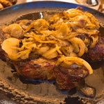 ZUM FRANZISKANER - リブロースのステイクにはシャリアピンステーキ風に玉ねぎとグレイビーでお化粧されている。