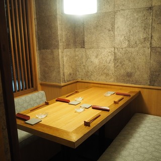 ３名様～５名様のご利用が可能な完全個室。様々なシーンに対応します