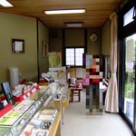 一力堂 - 奥に休憩コーナーがあり，和菓子の試食とお茶が用意されています