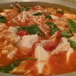東心斎橋 ほおずき - トマトもつ鍋に火が通ってきました