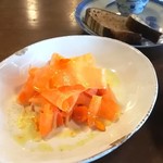 ブリコラージュ ブレッド アンド カンパニー ダイニング・カフェ - アロマレッド人参のサラダ、愛媛産和製グレープフルーツのサバイヨンソース、もね♪(^-^)　アロマレッド人参のフレッシュなお味と甘さが同時に楽しめる一皿。歯応えを残した食べ心地が、とても良い感じでした。