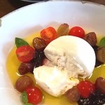 ブリコラージュ ブレッド アンド カンパニー ダイニング・カフェ - モッツァレラチーズよりクリーミーでトロリまろやか、コクあるブラータチーズ。フルーティーで甘みあるソースと合わせておいしい♡