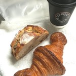 ブリコラージュ ブレッド アンド カンパニー - この日は、本日のコーヒーとエメンタールとクロワッサン。コーヒー豆はコスタリカだったかな。20181026