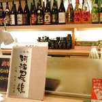 焼き鳥 個室居酒屋 阿波尾鶏 - 店内のカウンター席の風景です