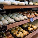 95271005 - 次々にパンが並び始めます