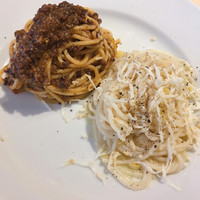 セミーナ - ラグーソースパスタ、レモンとソースのパスタ。シンプルなパスタでもセミーナの形がしっかり決まってて美味しいです。
