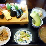 お食事処　みなもと - にぎり寿司定食（￥670円）