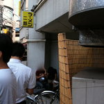 ラーメン二郎 - ②開店４分前にお店に到着。先客１５